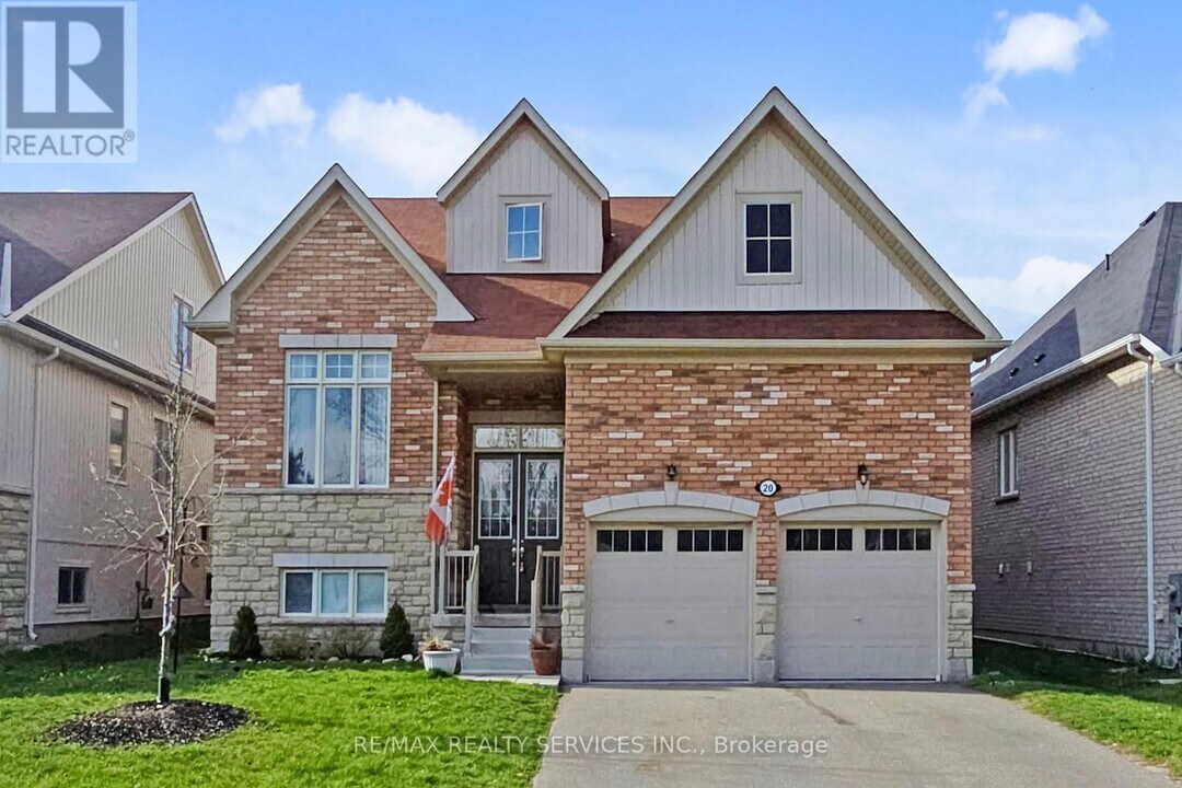 20 Cristiano Ave in Wasaga Beach, ON - Building Photo