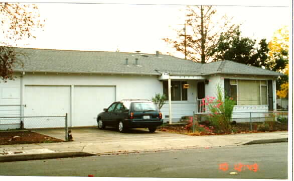 702 McConnell Ave in Santa Rosa, CA - Foto de edificio - Building Photo