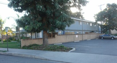 437 N Oakbank Ave in Covina, CA - Foto de edificio - Building Photo