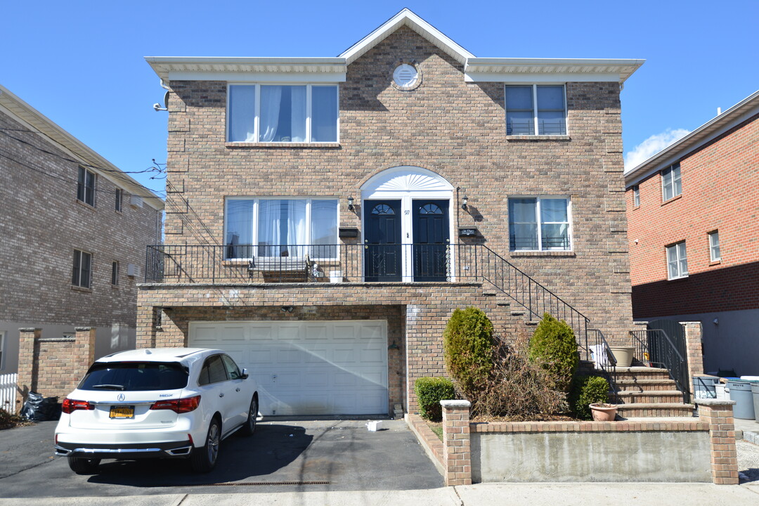 97 Hyatt Pl in Yonkers, NY - Building Photo