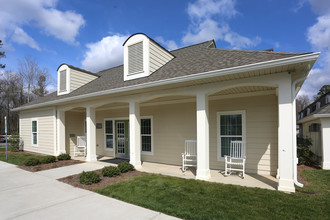 Courtyard Commons in Jamestown, NC - Foto de edificio - Building Photo