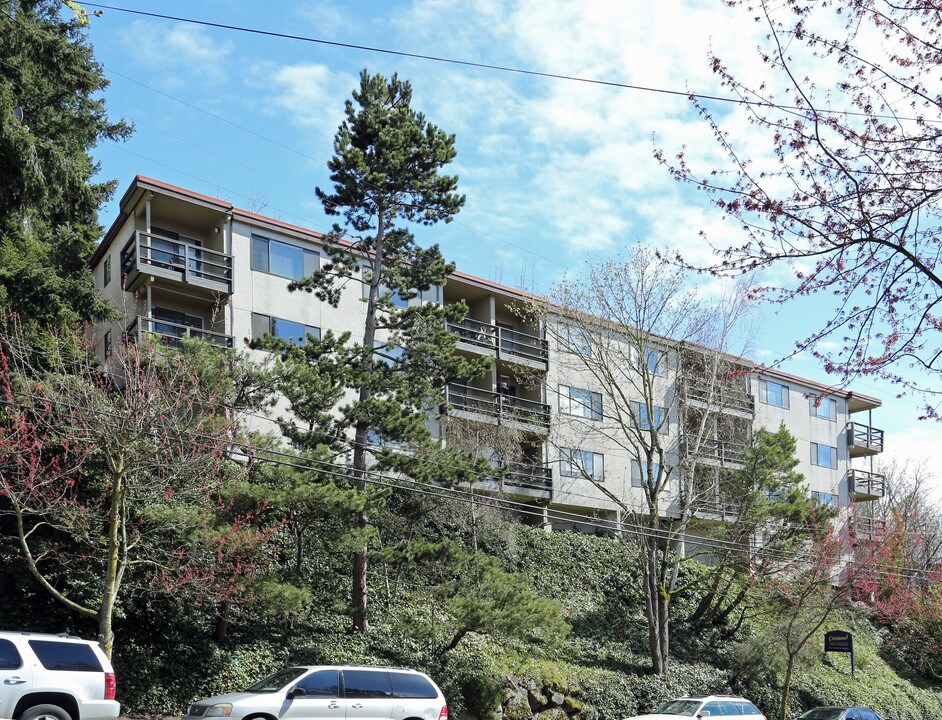 Crestwood Apartments in Seattle, WA - Building Photo