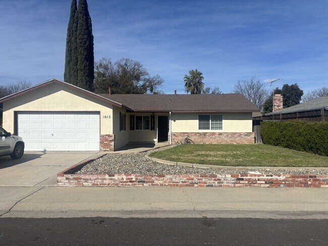1613 San Carlos Ln in Modesto, CA - Building Photo - Building Photo