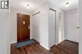 3936 Wyandotte St E in Windsor, ON - Foto de edificio - Building Photo