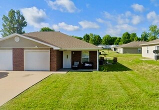 300 Rylee Cir in Holts Summit, MO - Building Photo - Building Photo
