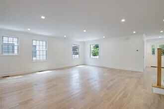 30 Kirkwood Rd in Port Washington, NY - Building Photo - Building Photo