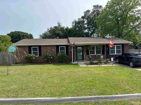 5811 Perkins St in Pensacola, FL - Building Photo