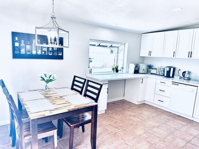 property at 915 N Holly St