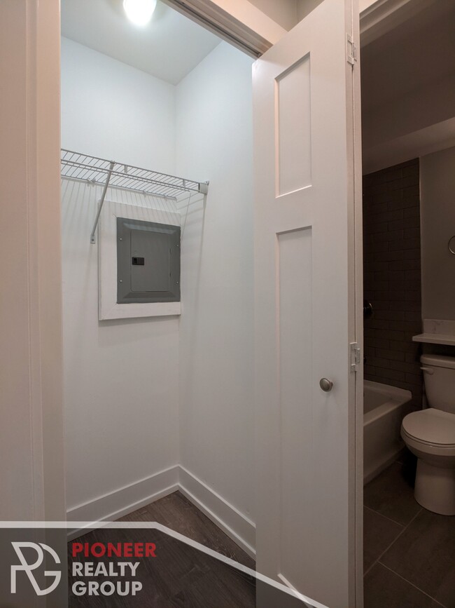 503 W Barry Ave, Unit 324 in Chicago, IL - Building Photo - Building Photo
