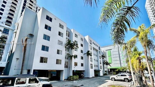 210 SW 11th St in Miami, FL - Building Photo