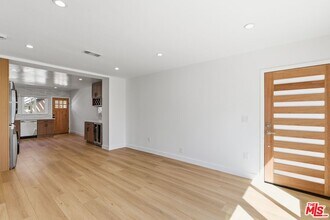 11671 Chandler Blvd in Los Angeles, CA - Building Photo - Building Photo