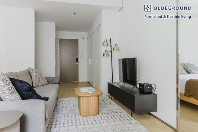 572 11th Ave in New York, NY - Building Photo - Building Photo