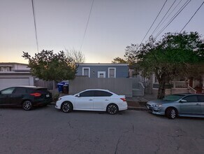 121 Santa Fe Ave, Unit A in Richmond, CA - Foto de edificio - Building Photo