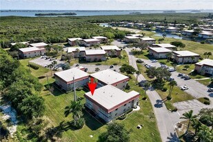 107 Spring Lake Ct, Unit 206 in Vero Beach, FL - Building Photo