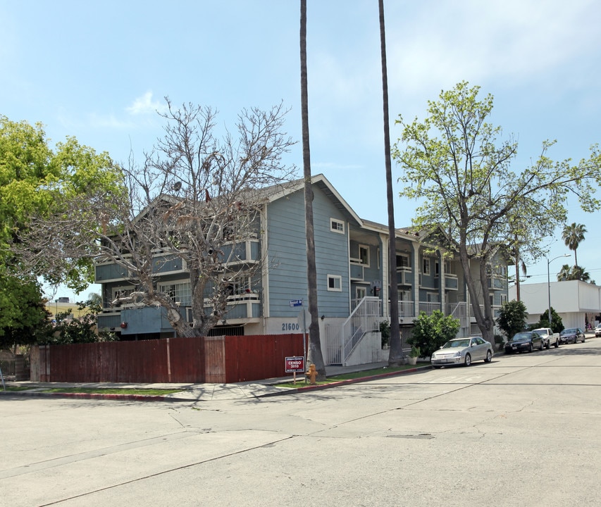 21600 Gault St in Canoga Park, CA - Building Photo