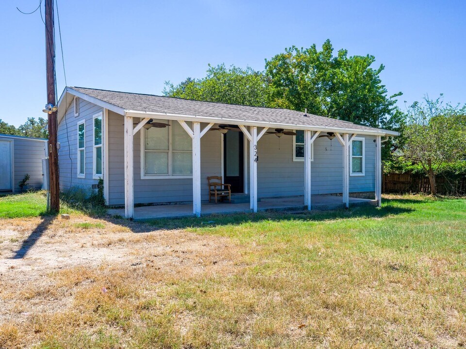 324 E Castlewood Dr in Marble Falls, TX - Foto de edificio