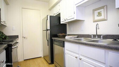 10002 N 7th St in Phoenix, AZ - Foto de edificio - Building Photo