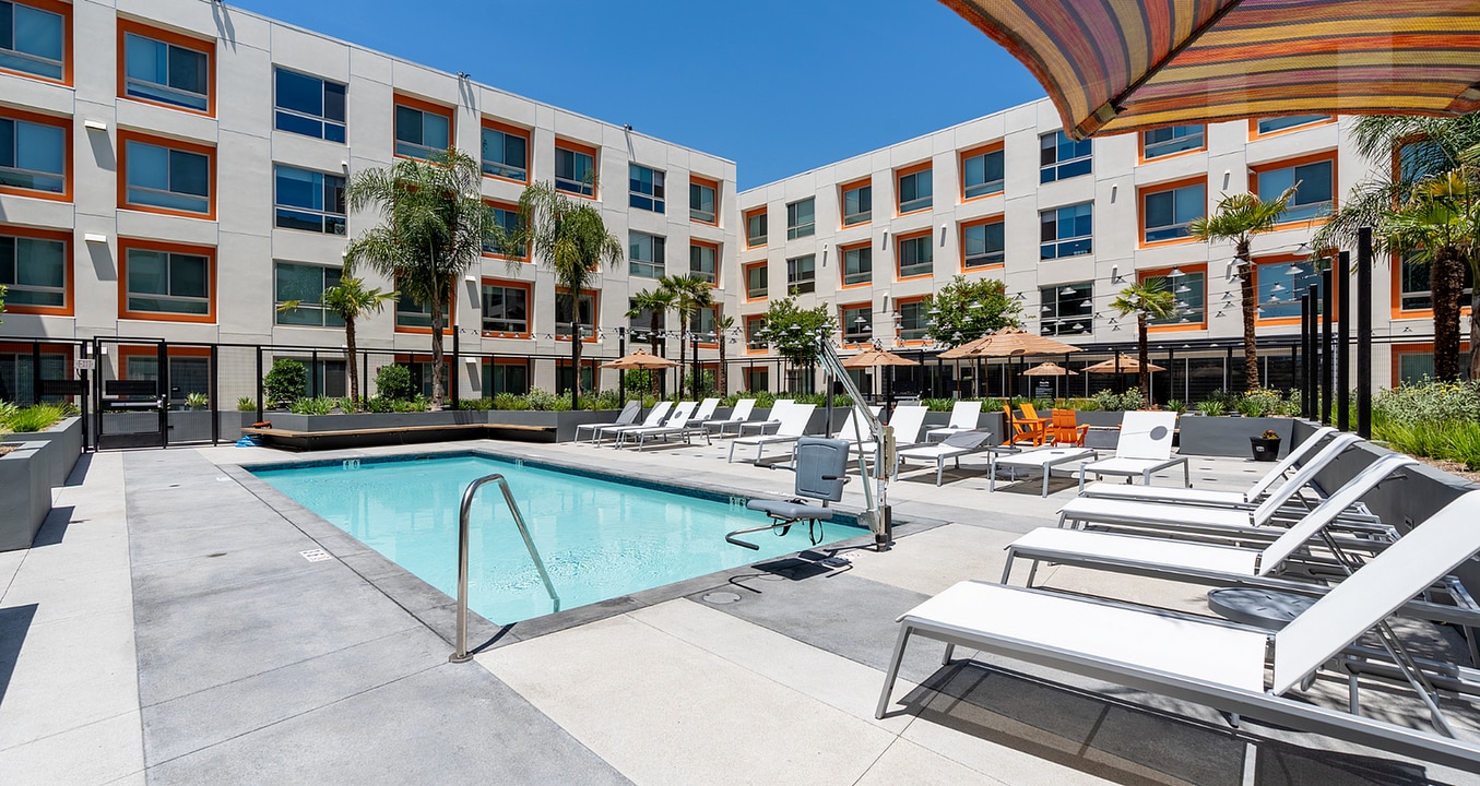 Ensemble at Northridge in Northridge, CA - Foto de edificio