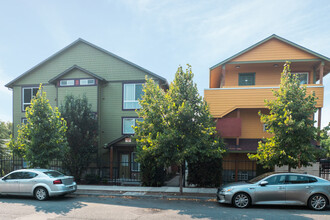 Ascot 146 Apartments in Portland, OR - Foto de edificio - Building Photo