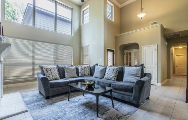 7659 Culebra Rd in San Antonio, TX - Building Photo - Building Photo