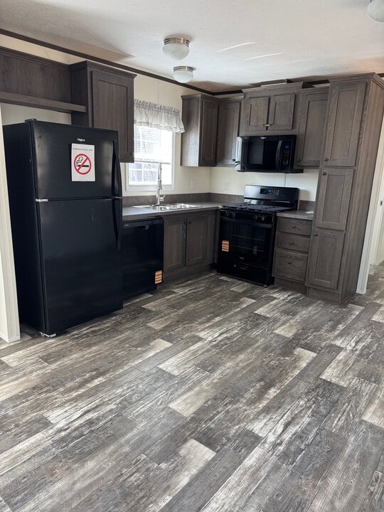 10 Saratoga Dr in Halfmoon, NY - Building Photo