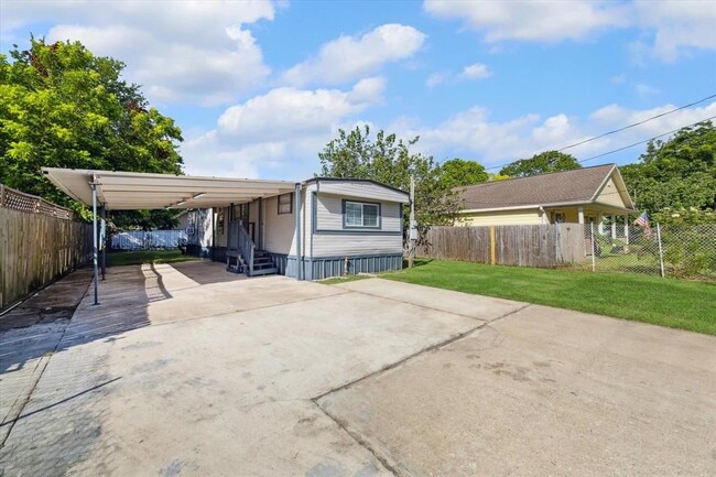 703 E Fayle Ave in Baytown, TX - Building Photo - Building Photo