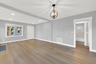 1418 102nd Ave in Oakland, CA - Building Photo - Building Photo