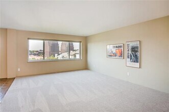 4550 Warwick Blvd, Unit 909 in Kansas City, MO - Foto de edificio - Building Photo