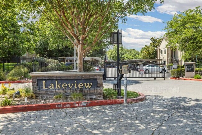1127 Lakeview Cir in Pittsburg, CA - Building Photo - Building Photo