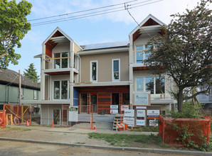 860 Queens Ave in Victoria, BC - Building Photo - Building Photo