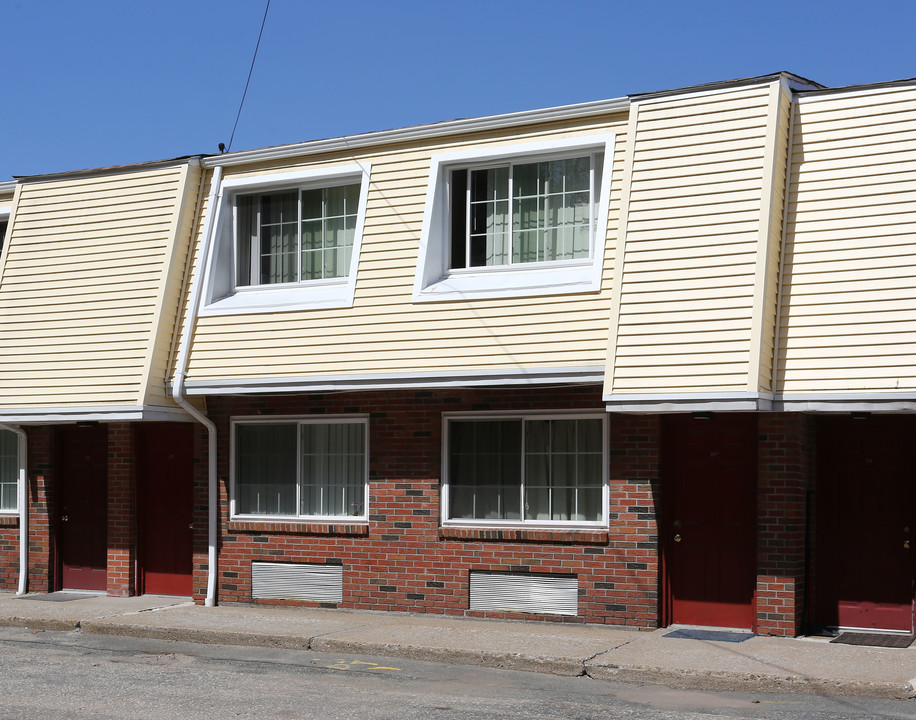 Windsor Court in Chicopee, MA - Building Photo