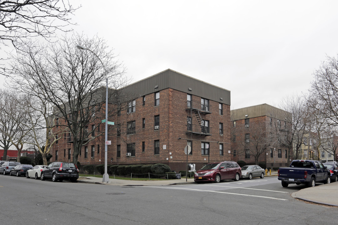 Astoria Terrace Gardens in Long Island City, NY - Foto de edificio