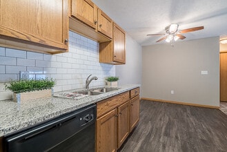 Williamsburg Park Apartments in Lincoln, NE - Foto de edificio - Building Photo