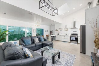 2625 Warbler Ave in McAllen, TX - Foto de edificio - Building Photo