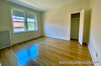 18 Alton Pl, Unit 4 in Brookline, MA - Building Photo - Building Photo