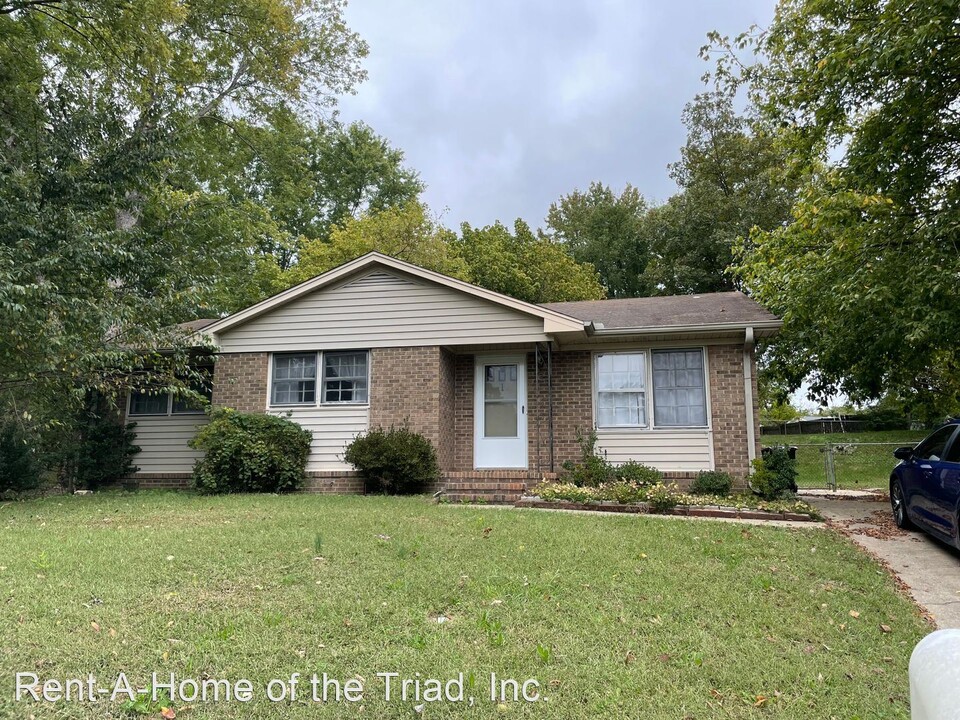 1 Carpenter Ct in Greensboro, NC - Building Photo