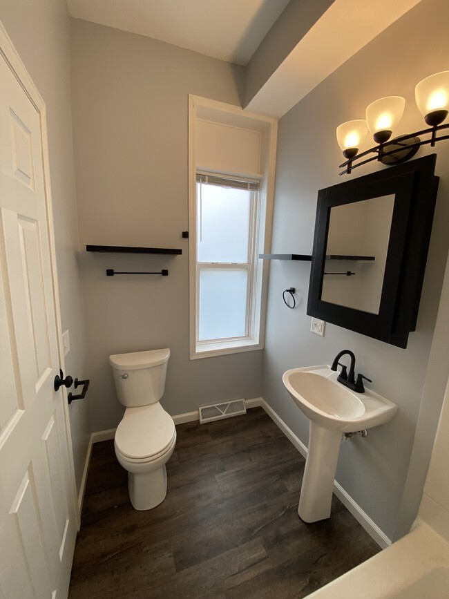 44 N Main St, Unit APT A in Deerfield, WI - Foto de edificio - Building Photo