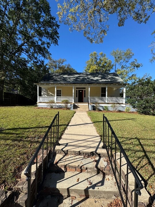 527 E Cambridge Ave in Greenwood, SC - Building Photo