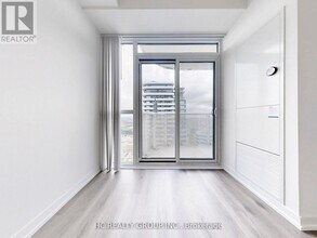 225 Commerce St in Vaughan, ON - Building Photo - Building Photo