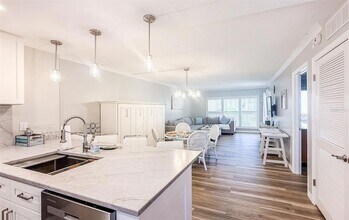 845 Benjamin Franklin Dr, Unit 202 in Sarasota, FL - Building Photo - Building Photo