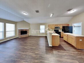 10437 Manhassett Dr in Fort Worth, TX - Building Photo - Building Photo