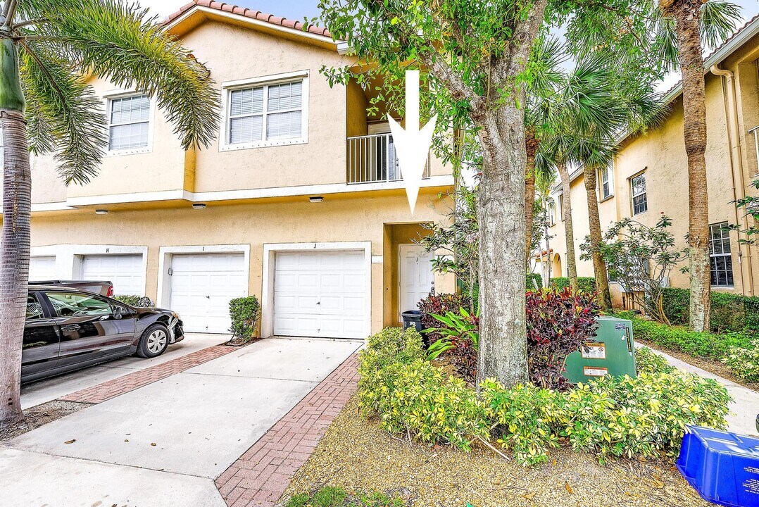 113 Lighthouse Cir in Tequesta, FL - Building Photo
