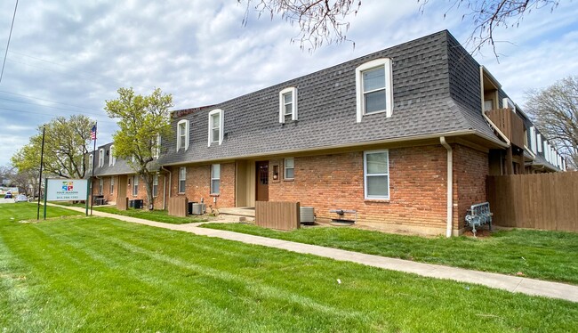 87th Street Apartments in Overland Park, KS - Foto de edificio - Building Photo