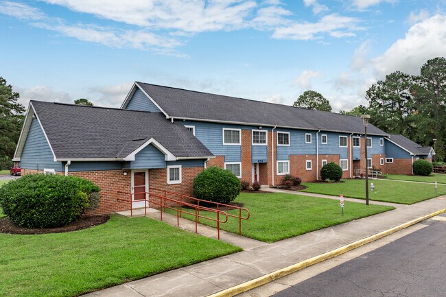 Church Manor in Smithfield, VA - Foto de edificio - Building Photo