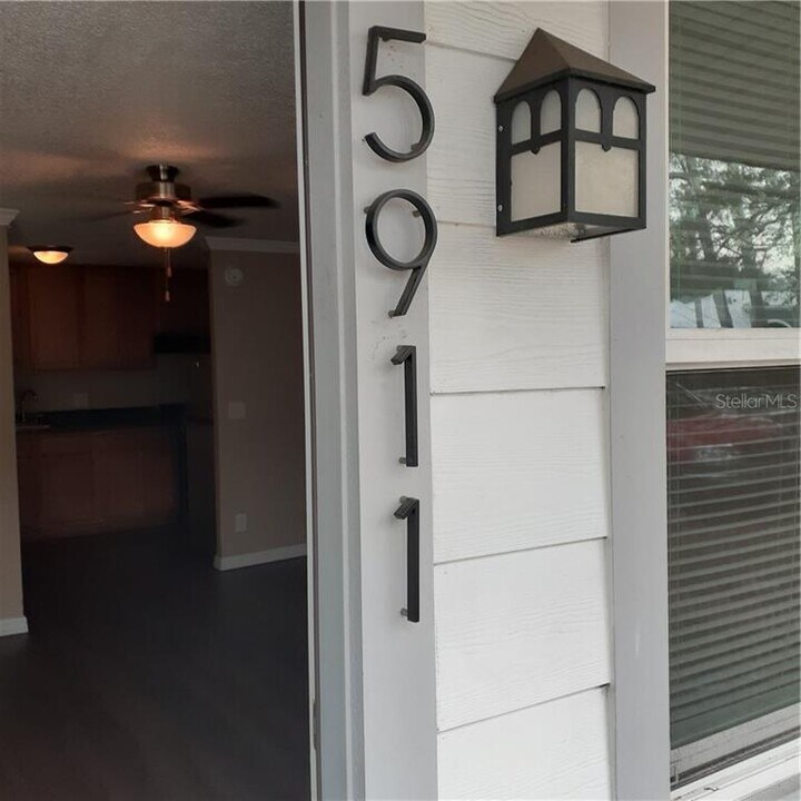 5901 Bryce Ln-Unit -5911 in Tampa, FL - Building Photo