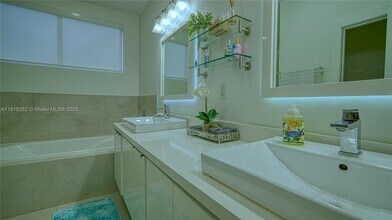 10360 NW 68th Ter in Doral, FL - Building Photo - Building Photo