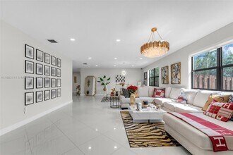 9805 NW 89th Terrace in Doral, FL - Building Photo - Building Photo