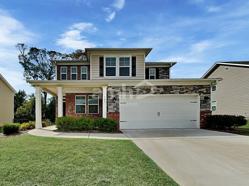 241 Lake Vista Dr in Loganville, GA - Building Photo