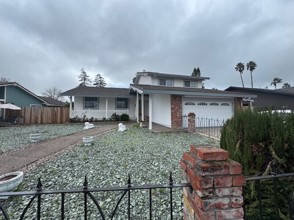 5757 Dolores Dr in Rohnert Park, CA - Building Photo