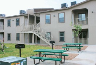 La Jolla Apartments in El Paso, TX - Building Photo - Building Photo